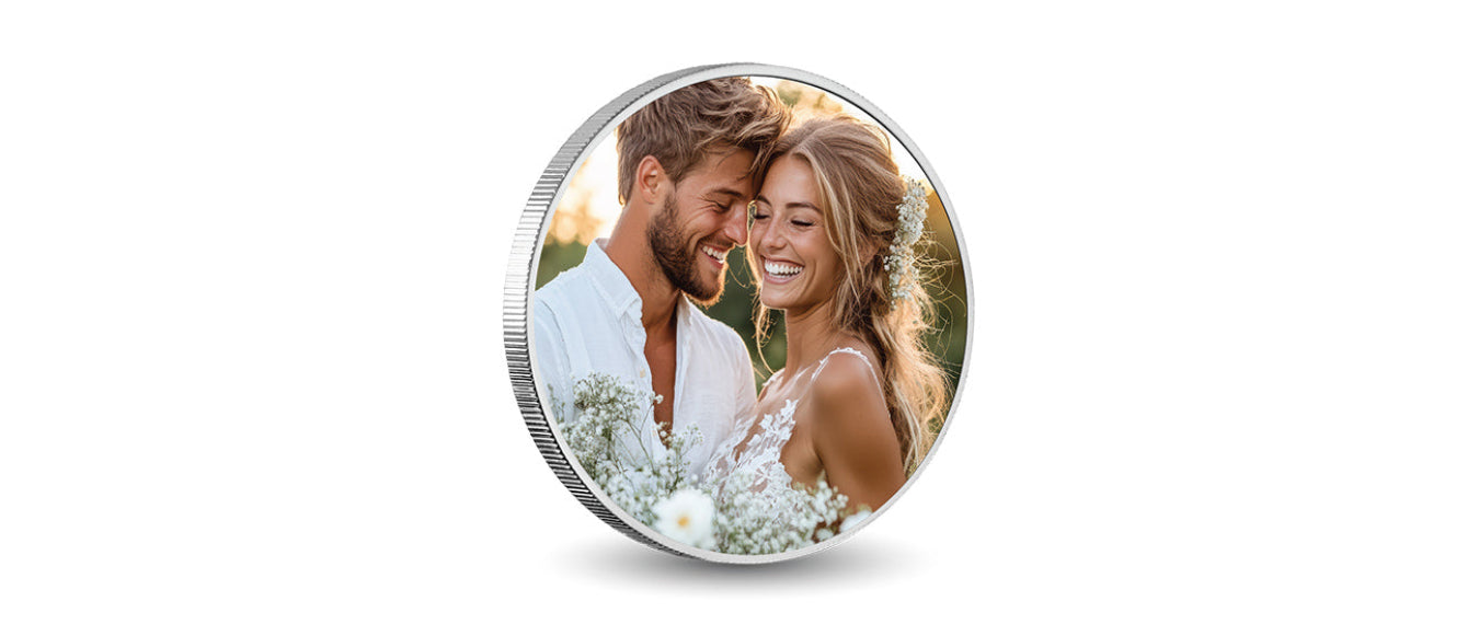  photo frame with a couple in a park, surrounded by nature.